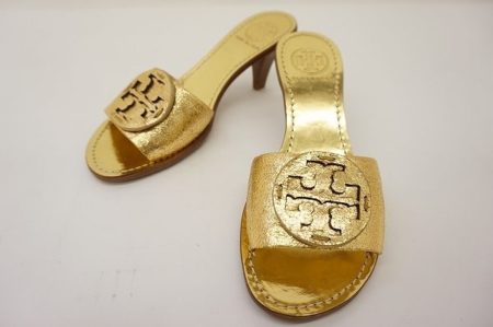 是非リゾートで。パワフルなトリ―バーチのオールゴールドサンダルを買取しました