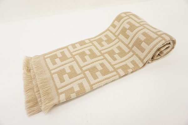 やっぱり魅力的！是非小物に取り入れて。フェンディのダブルFのマフラーをお売り頂きました