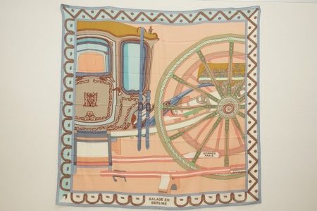 万能アイテムはエルメスを取り入れて楽しんで。落ち着いた色味のスカーフを買取しました