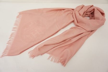 エルメスのピンクでフェミニンな装いを何枚あっても活躍してくれるショールを買取しました