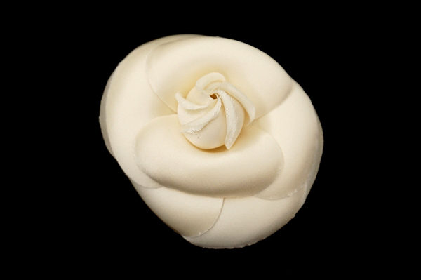 万能アイテムコサージュも他と差を付けて。シャネルのカメリアを買取しました