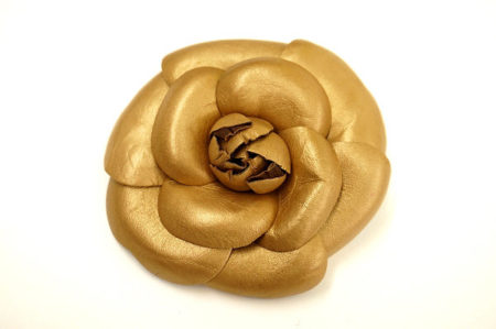 レトロな装いには是非取り入れてほしい。シャネルのカメリアコサージュをお売り頂きました