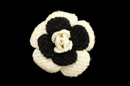 コーディネートのアクセントに。シャネルのコサージュを買取しました