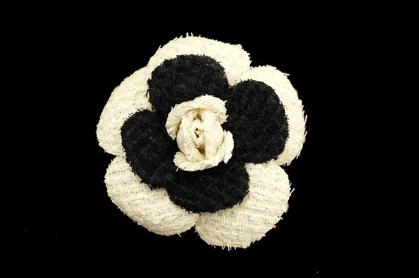 コーディネートのアクセントに。シャネルのコサージュを買取しました