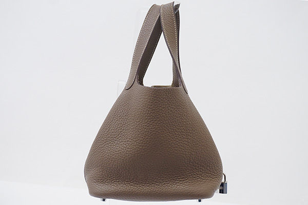 ちょっと出かけるのにちょうどいい。エルメスのピコタンロックPMを買取しました