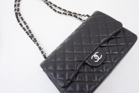 カジュアルなコーディネートに合わせるのがトレンド！シャネルのデカマトラッセをお売り頂きました