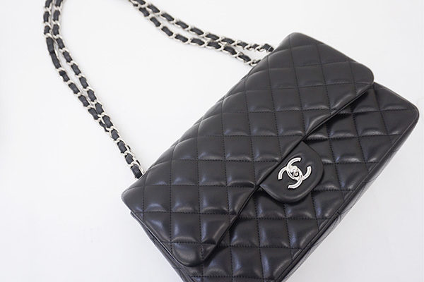 カジュアルなコーディネートに合わせるのがトレンド!シャネルのデカマトラッセをお売り頂きました