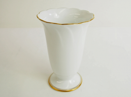 上品なホワイトがどんなお部屋にもマッチします。皇室御用達、大倉陶園の花器をお売り頂きました