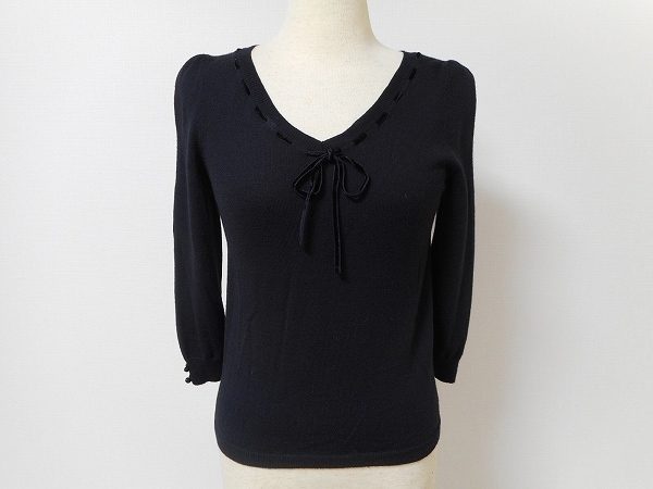 これぞシックの極みのブラックニット。組曲のエレガントなリボンニットを買取しました