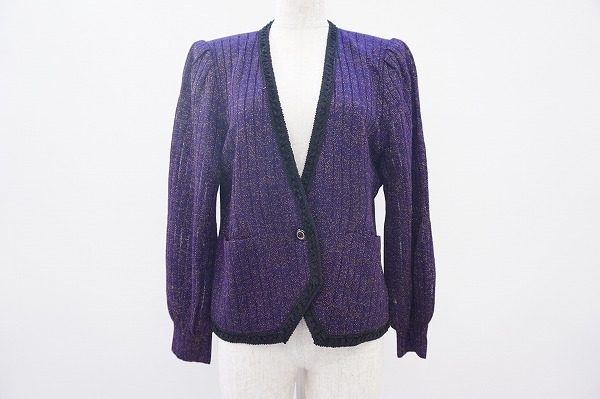 エレガントでゴージャス。斎藤都世子のパープルカラーのニットジャケットをお売り頂きました