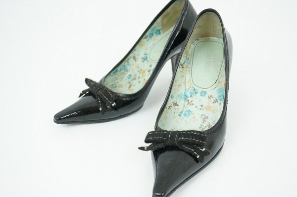 海外セレブたちのお気に入り!ミュウミュウのエナメルパンプスを買取しました