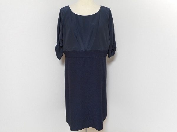 シックなツートーンで好印象をねらう！ロペのシンプルなワンピースをお売り頂きました