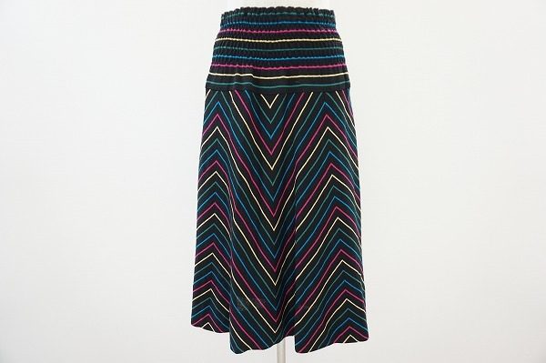 カラフルなストライプが個性的でエレガント。斉藤都世子のニットフレアスカートを買取しました