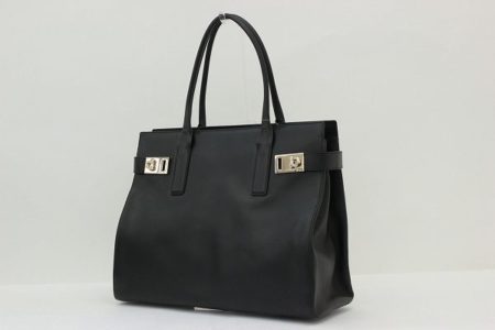 大容量で使いやすい。余計な装飾が一切ないシンプルなフェラガモのハンドバッグをお売り頂きました