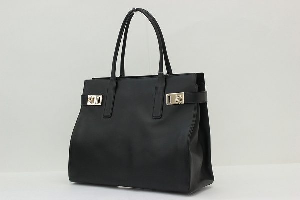 大容量で使いやすい。余計な装飾が一切ないシンプルなフェラガモのハンドバッグをお売り頂きました