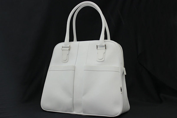 この上ない上品さを演出。サルヴァトーレ・フェラガモの白バッグをお売り頂きました