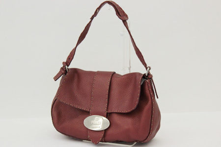 ワインレッドの落ち着いた色合いが素敵。フェンディのショルダーバッグをお売り頂きました