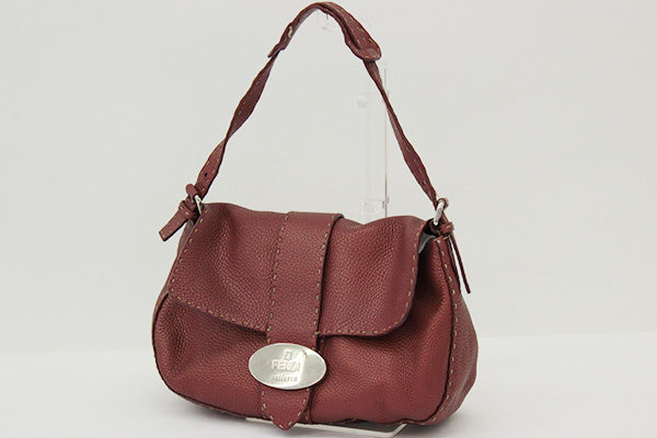 ワインレッドの落ち着いた色合いが素敵。フェンディのショルダーバッグをお売り頂きました