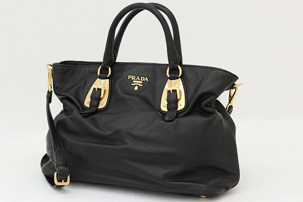 コーディネートの主役にしたい、強さを感じるようなプラダのハンドバッグをお売り頂きました