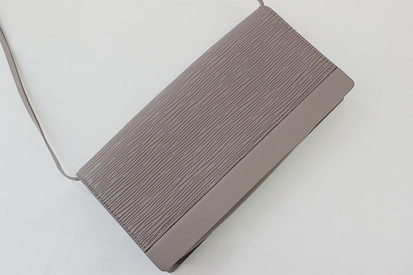 お財布としても使える!ルイ・ヴィトンのオンフルールを買取しました