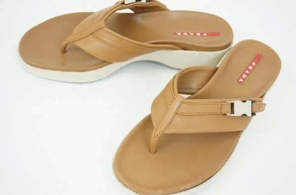 大人気アイテムのトングサンダルで夏のコーディネートが完成。プラダスポーツをお売り頂きました