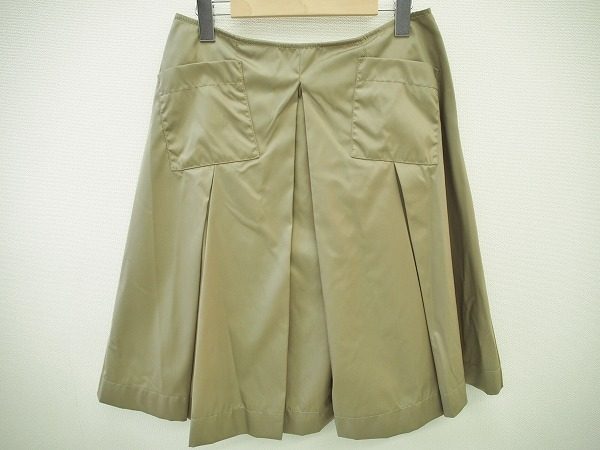 キュートに着こなしたい。プリーツが美しいプラダのAラインスカートをお売り頂きました