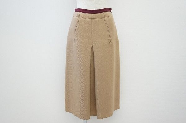 ワンランク上の上品さで大人スタイルを楽しめる。プラダのプリーツスカートをお売りいただきました