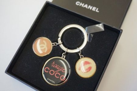 バッグのバングルに付けてアクセントに。シャネルのキーホルダーをお売り頂きました