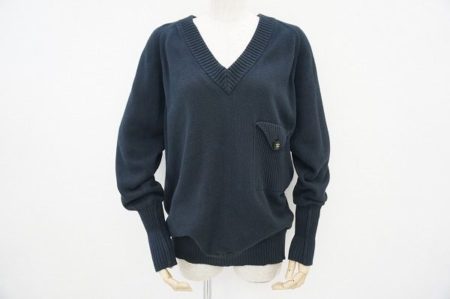 さりげないブランドロゴが上品。シャネルのベーシックなVネックセーターを買取しました