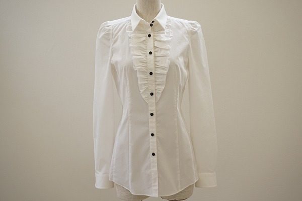 洗練された大人の女性を演出。バーバーリーのシャツブラウスをお売り頂きました