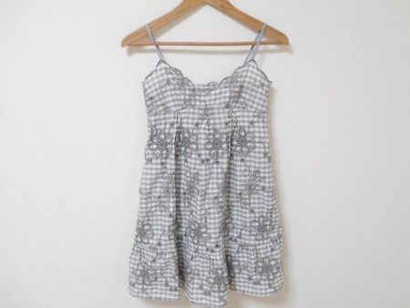 トーンを抑えた花柄刺繍でエレガントに。ジルスチュアートの薄手チュニック