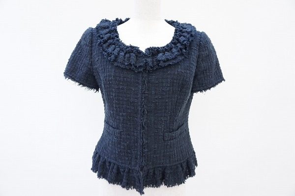 フリルがオトナガーリィな雰囲気を演出。ルネのネイビージャケット