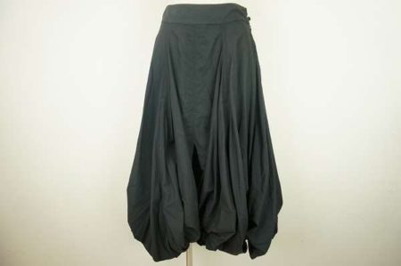 個性的なデザインで人と差をつける。アレキサンダーマックイーンのスカートを買取しました