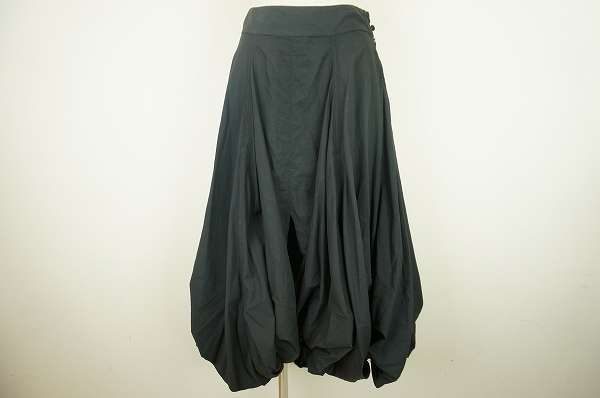 個性的なデザインで人と差をつける。アレキサンダーマックイーンのスカートを買取しました