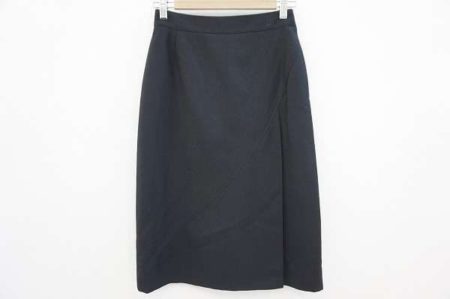女性の魅力を最大限に引き出してくれる。ヘルノのタイトスカートを買取しました