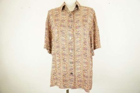 花柄が華やかな印象を与える。アクリスのシルク製のブラウスを買取しました