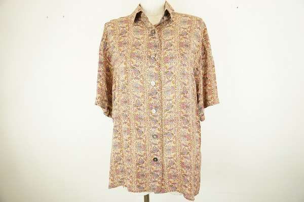 花柄が華やかな印象を与える。アクリスのシルク製のブラウスを買取しました