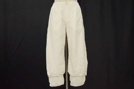 個性的なデザインが目を引く。アツロウタヤマの白が素敵なパンツをお売り頂きました