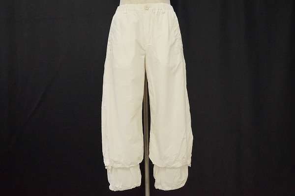 個性的なデザインが目を引く。アツロウタヤマの白が素敵なパンツをお売り頂きました