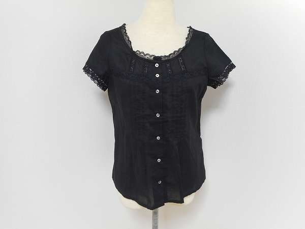 大人っぽさとガーリーさを兼ね備えている。イエナのブラウスをお売り頂きました