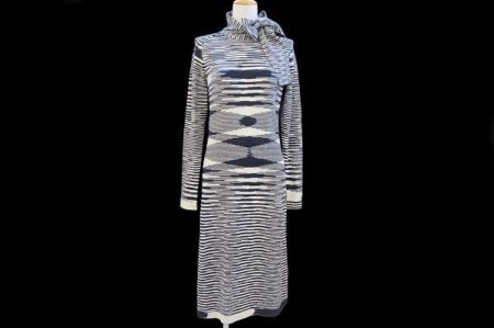 見る人の視線を奪う個性的デザインのミッソーニのニットワンピースを買取しました