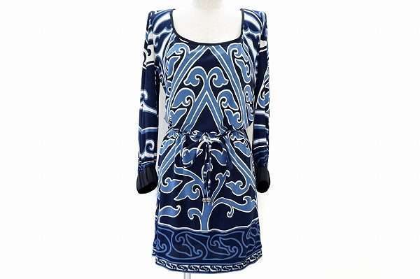 個性的なデザインが華やか。レオナールの青色ワンピースを買取しました。