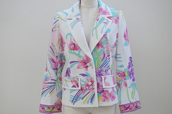 鮮やかな花柄が生えるレオナールのショート丈ジャケットを買い取りました