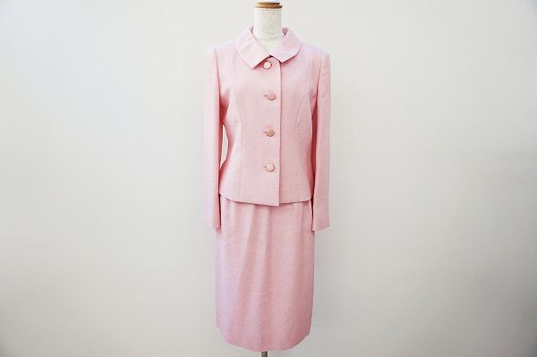 華やかな品のあるピンク。ユキトリイのスカートスーツを買取しました