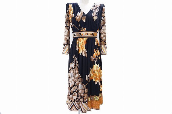 柔らかな素材がエレガントなレオナールのワンピースを買取りました。