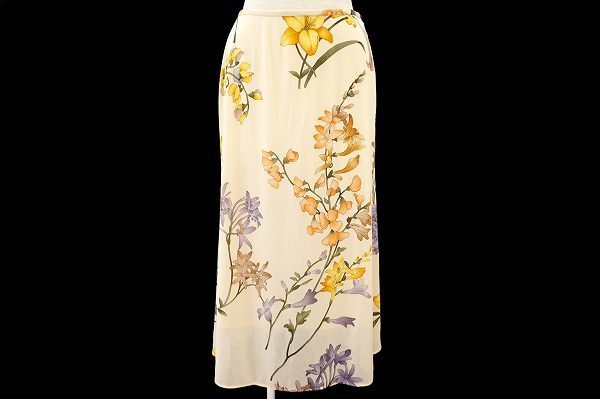 思わずお出かけしたくなる花柄。レオナールのシフォンスカートを買取しました