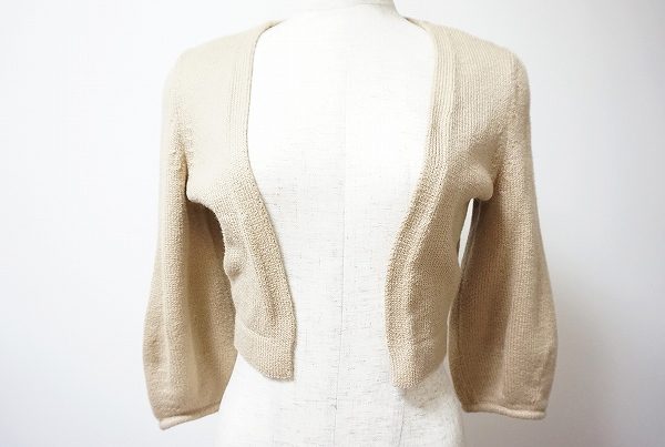 優しい色合いで短丈がポイントのフォクシーニューヨークのボレロを買取しました