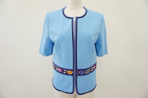 さり気ない花柄が美しいレオナールの水色ジャケットを買取しました