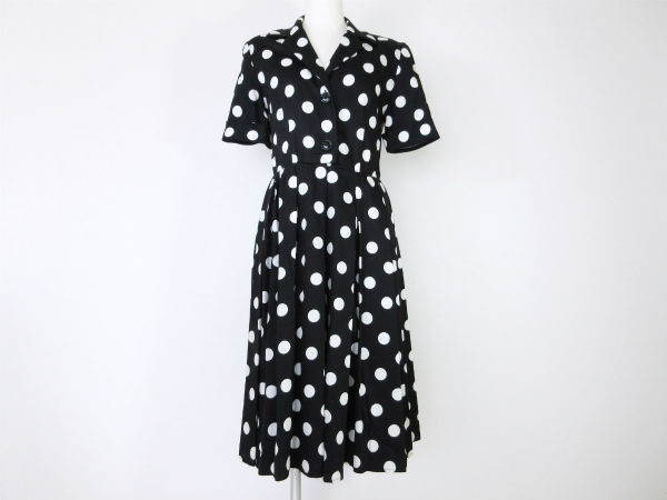 高級素材が生み出す揺れ感が美しいアクリスプントのワンピース