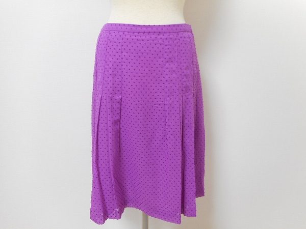 存在感のあるパープルが綺麗なアクリスのスカート